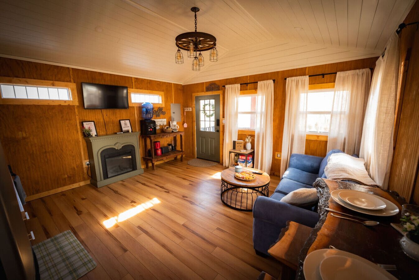 Smart TV, fireplace, books, offices