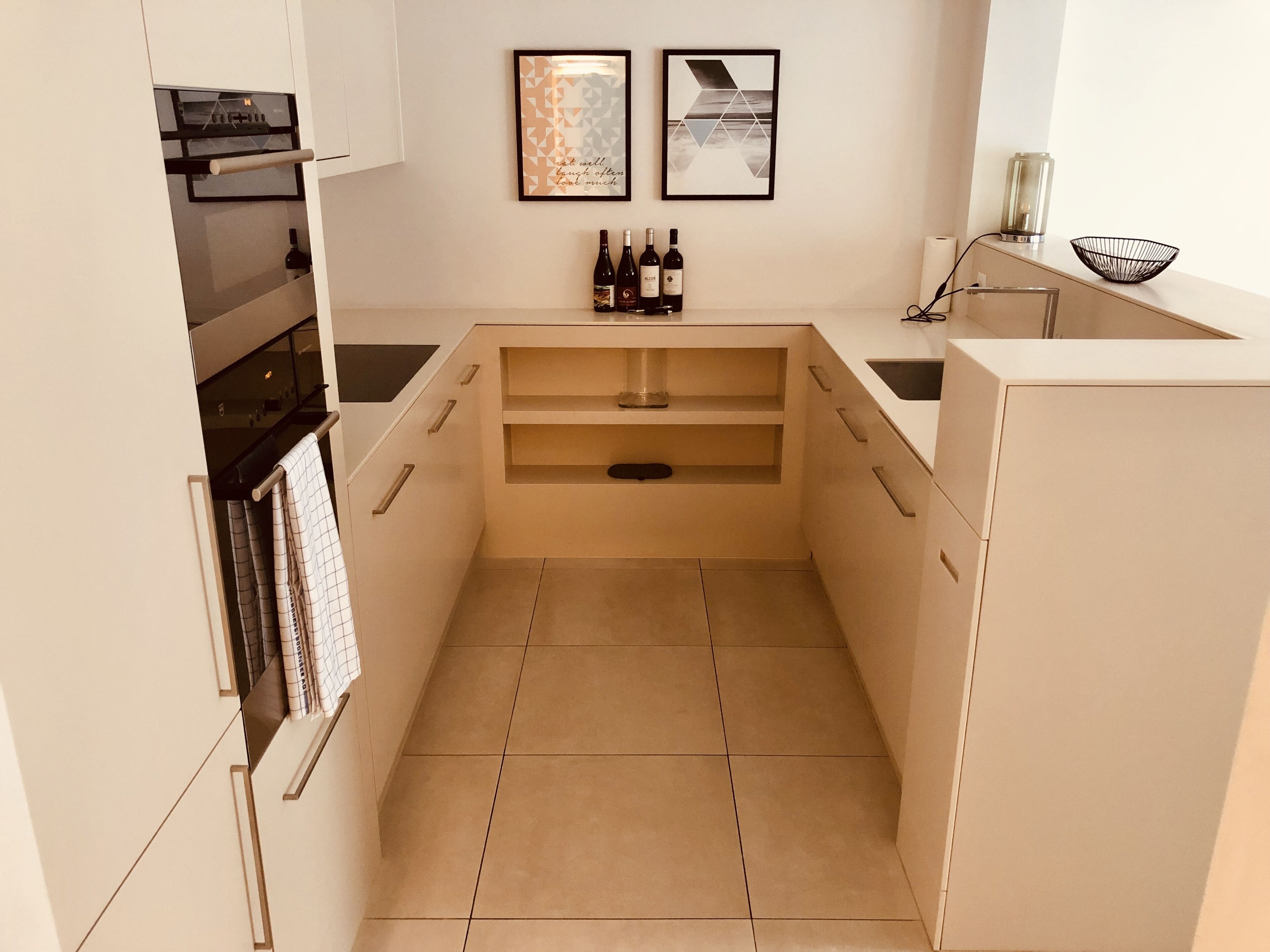 Wasserkocher mit Kaffee-/Teezubehör, Kühlschrank, Ofen, Herdplatte