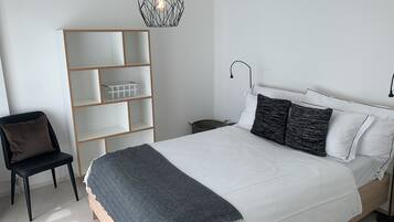 1 habitación, tabla de planchar con plancha, wifi gratis y ropa de cama