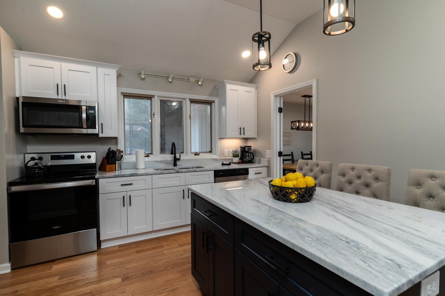 冷蔵庫、電子レンジ、オーブン、コンロ