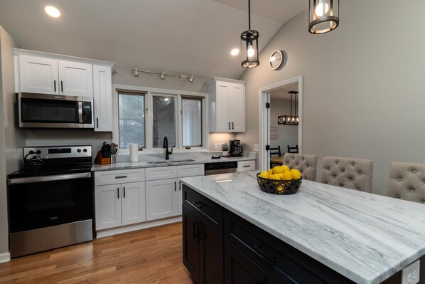 Kjøleskap, mikrobølgeovn, ovn og kokeplater