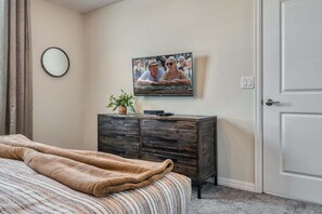 2 bedrooms, iron/ironing board, WiFi, bed sheets - Last Minute Disney Getaway! Themed Bedrooms & Private Balcony. Book Now! #104181 (Orlando)