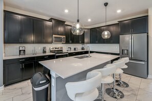 冷蔵庫、電子レンジ、オーブン、コンロ