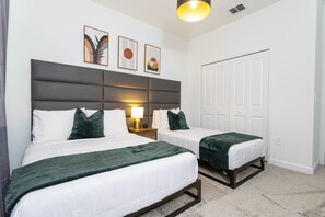 5 bedrooms, iron/ironing board, WiFi, bed sheets - Last Minute Disney! Private Pool, Hot Tub, Game Room & Themed Bedrooms. Book Now! #104317 (Orlando)