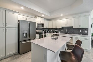 Fridge, microwave, oven, stovetop - Last Minute Disney Getaway! Luxury Condo with Private Balcony. Book Now! #108033 (Orlando)