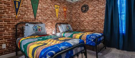 4 bedrooms, iron/ironing board, WiFi, bed sheets