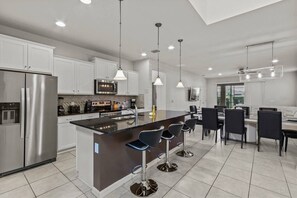 Kylskåp, mikrovågsugn, ugn och spishäll