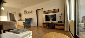 Télévision, livres, chaîne hi-fi