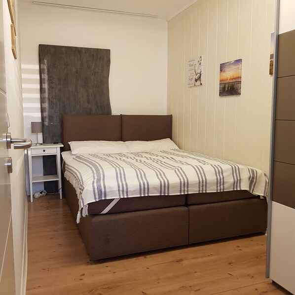 1 bedroom, travel cot