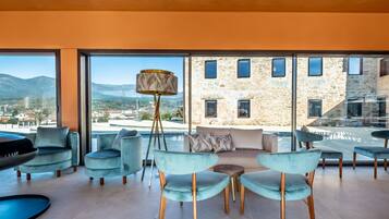 En 42-tommers smart-TV med kabel-kanaler