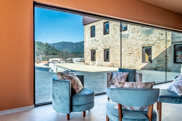 TV connectée de 42 pouces avec chaînes par câble