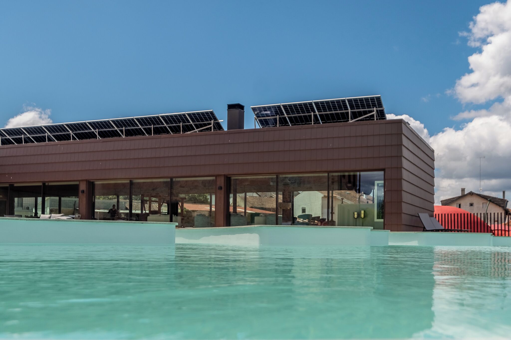 室外游泳池，10:00 至 18:00 开放，池畔遮阳伞，日光浴躺椅