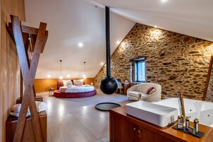 Premium Suite | Premium bedding, memory foam beds, desk, blackout drapes