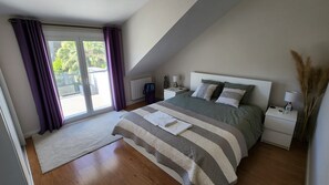 5 chambres, bureau, fer et planche à repasser, lit parapluie