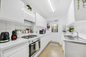 Apartamento | Cozinha privada | Geladeira, micro-ondas, fogão, cooktop