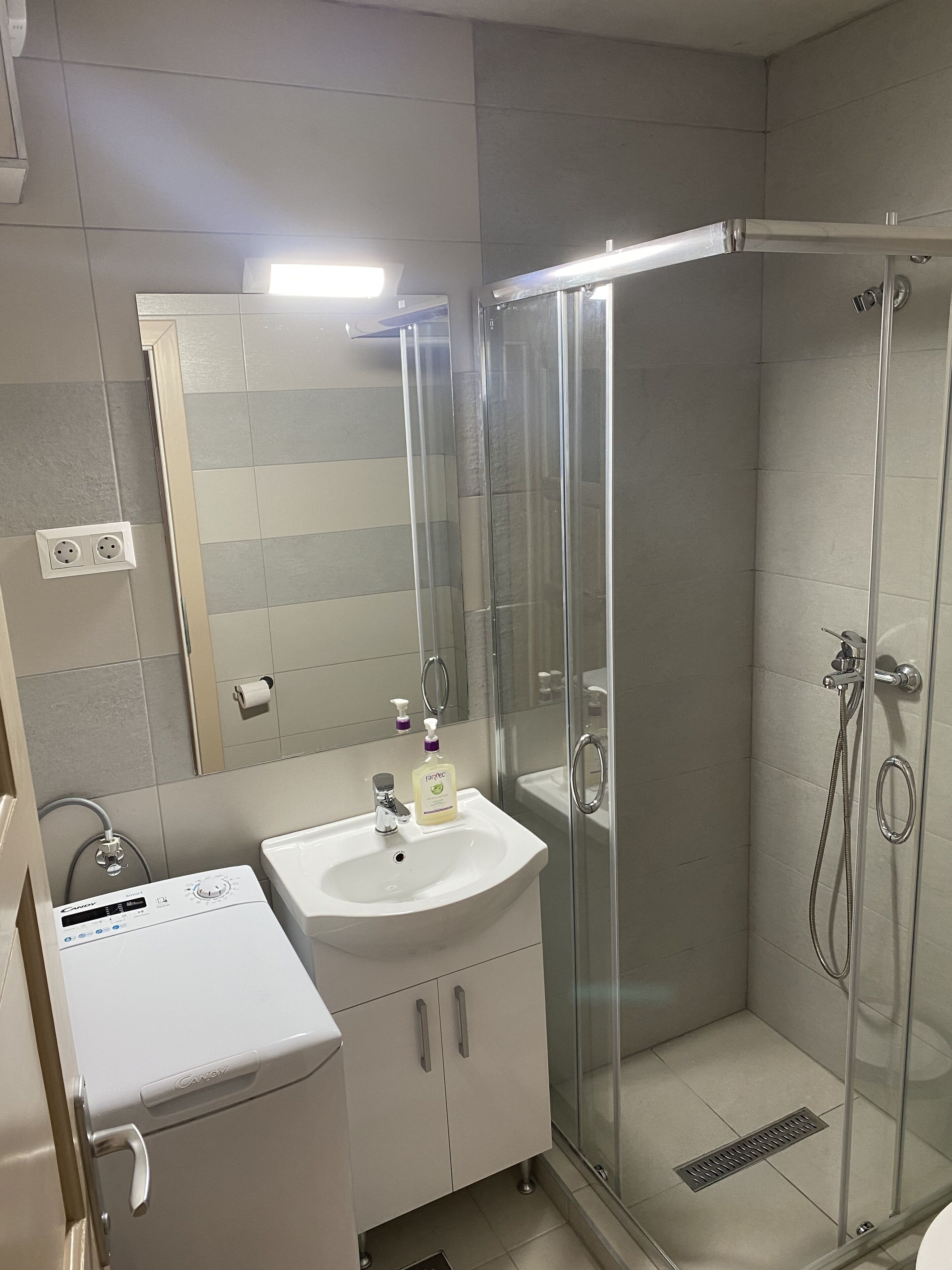 Douche, serviettes fournies, savon, papier toilette
