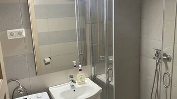 Douche, serviettes fournies, savon, papier toilette