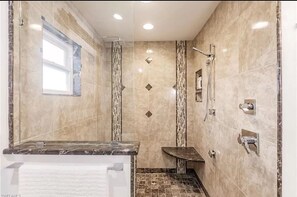 Regadera, secadora de cabello, toallas, papel de baño
