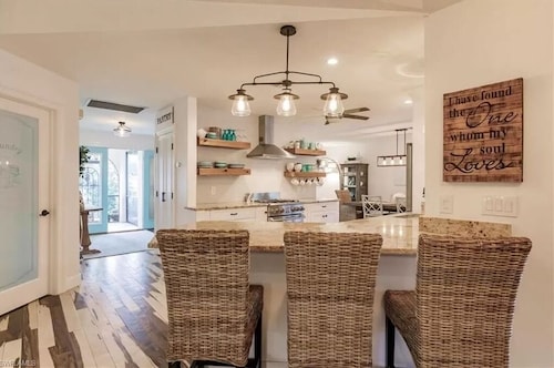  Bonita Springs! Accessible Coastal Retreat-Close to the beach-Salt Water Pool!!