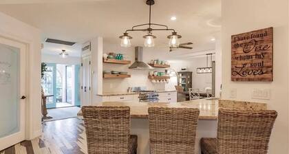 Bonita Springs! Accessible Coastal Retreat-Close to the beach-Salt Water Pool!!