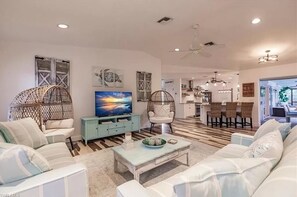 Smart TV - Bonita Springs! Accessible Coastal Retreat-Close to the beach-Salt Water Pool!! (Bonita Springs)