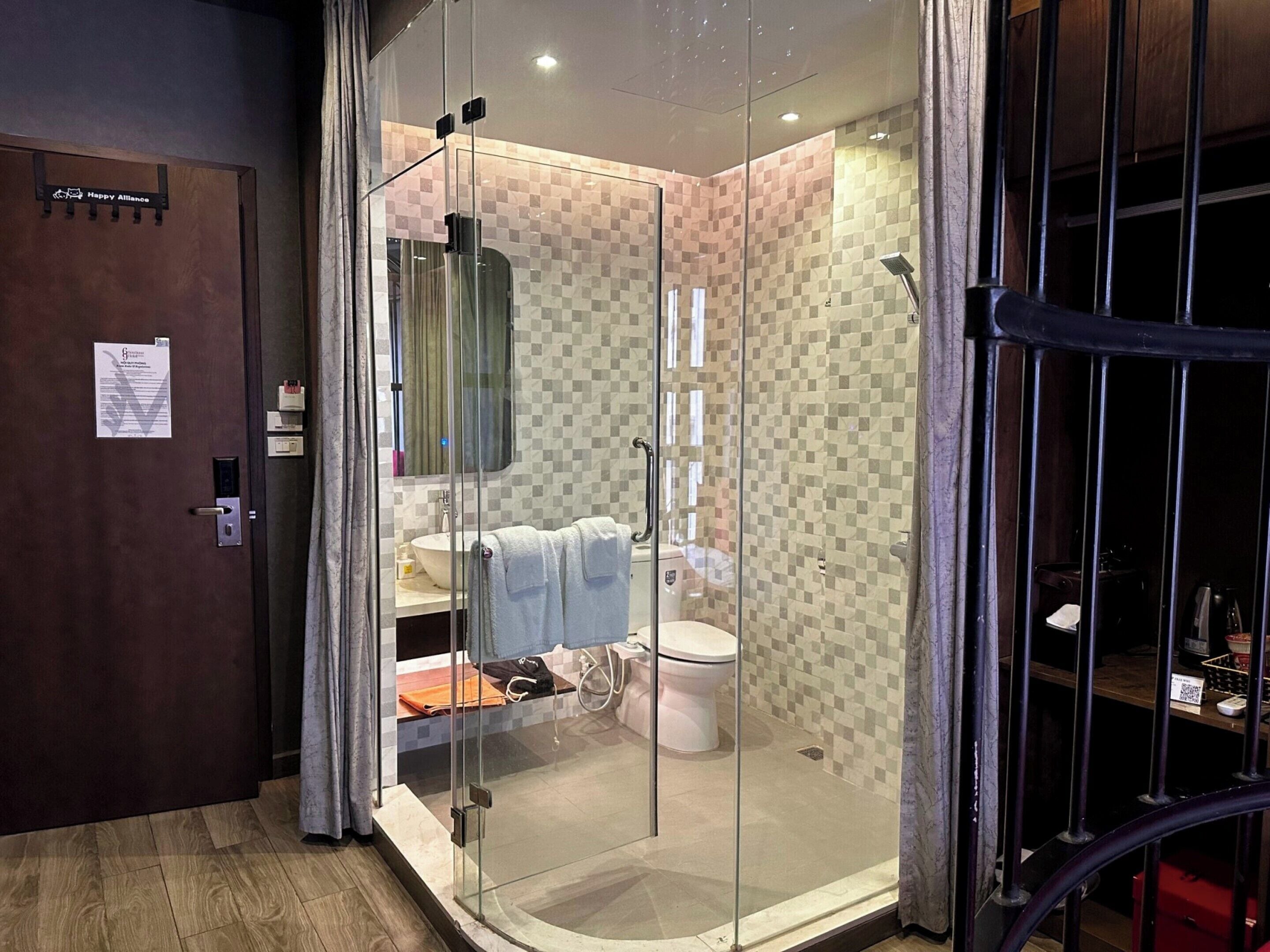 Design tweepersoonskamer | Badkamer | Gratis toiletartikelen, een haardroger, pantoffels