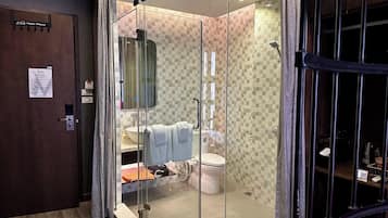Design tweepersoonskamer | Badkamer | Gratis toiletartikelen, een haardroger, pantoffels