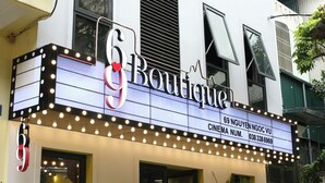 Um edifício com uma marquise exibindo a inscrição "6 Boutique Hotel" e um número de cinema "038 338 6969".