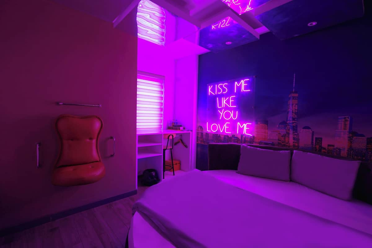Quarto casal ou duplo urbano | Escrivaninha, quartos à prova de som, Wi-Fi de cortesia