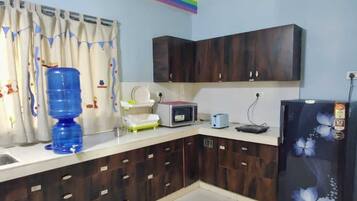 Comfort Apartment | Private kitchen | Toaster, cookware/dishes/utensils