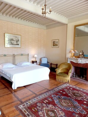 6 bedrooms, iron/ironing board, WiFi, bed sheets - Provencal country house for rent at the foot of a listed village. Sleeps 13 (Mirmande)