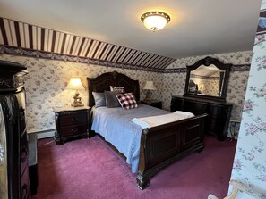 4 bedrooms, WiFi, bed sheets - Harrisville, in town 4 bedroom/2 bath 1888 family home w/ wrap-around porch  (Harrisville)