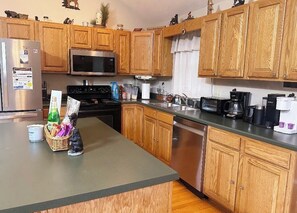 Jääkaappi, mikroaaltouuni, uuni, liesi