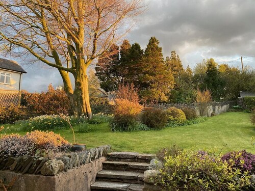 Characterful & spacious C17th cottage. 3 Bed. Pet friendly. Rural tranquillity.