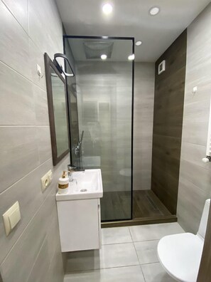 Appartement Deluxe, 4 chambres | Salle de bain | Articles de toilette (gratuits), séchoir à cheveux, pantoufles