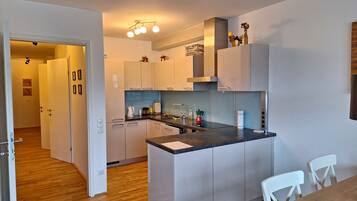 Kylskåp, ugn, spishäll och diskmaskin