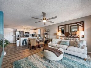 Smart TV, fireplace, DVD player - Lakefront Huge views - King Bed - No Stairs - Salt Water Pool - Putting Green - (Osage Beach)
