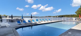 Beachy Lakefront - Covered Patio - Putting Green - No Stairs/Easy Access - Kg Bd