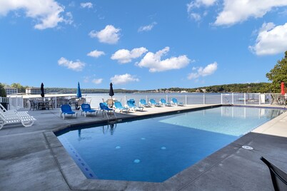 Beachy Lakefront - Covered Patio - Putting Green - No Stairs/Easy Access - Kg Bd