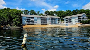 Exterior - Lakefront Huge views - King Bed - No Stairs - Salt Water Pool - Putting Green - (Osage Beach)