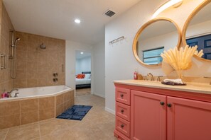 Shower, towels, soap, shampoo - Pet Friendly Stuart Oasis Beach House (Stuart)