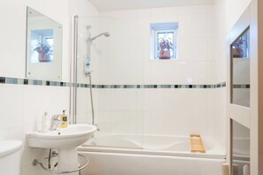 Shower, hair dryer, towels - Manchester City Football Stadium View (Manchester)