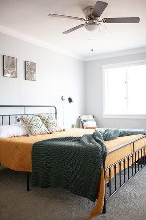 3 bedrooms, desk, iron/ironing board, travel crib - The Cottage at Glacial Hills with hot tub! (Bellaire)