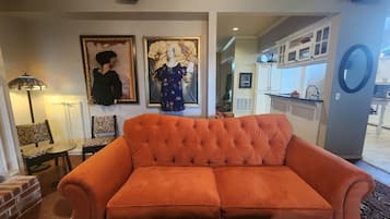 Smart-tv, eldstad, dvd-spelare och ett musikbibliotek