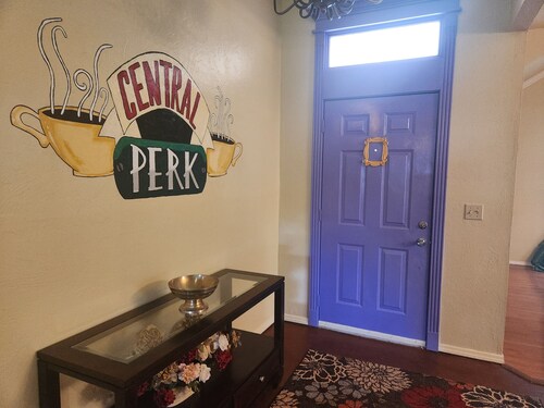 Nostalgic Y2K themed rental 🏡 5 bed 🛏 2 full bath 🛁 large seating areas 🛋