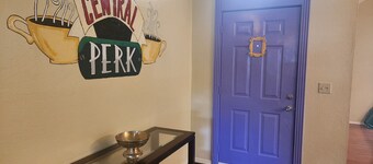 Nostalgic Y2K themed rental 🏡 5 bed 🛏 2 full bath 🛁 large seating areas 🛋