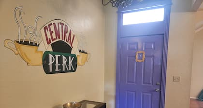 Nostalgic Y2K themed rental 🏡 5 bed 🛏 2 full bath 🛁 large seating areas 🛋