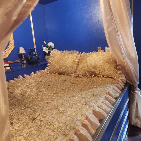 5 bedrooms, desk, free WiFi, bed sheets