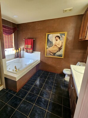 Banyera d'hidromassatge, assecador de cabells, tovalloles i sabó