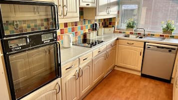 Rumah | Dapur pribadi | Lemari es, microwave, oven, dan kompor